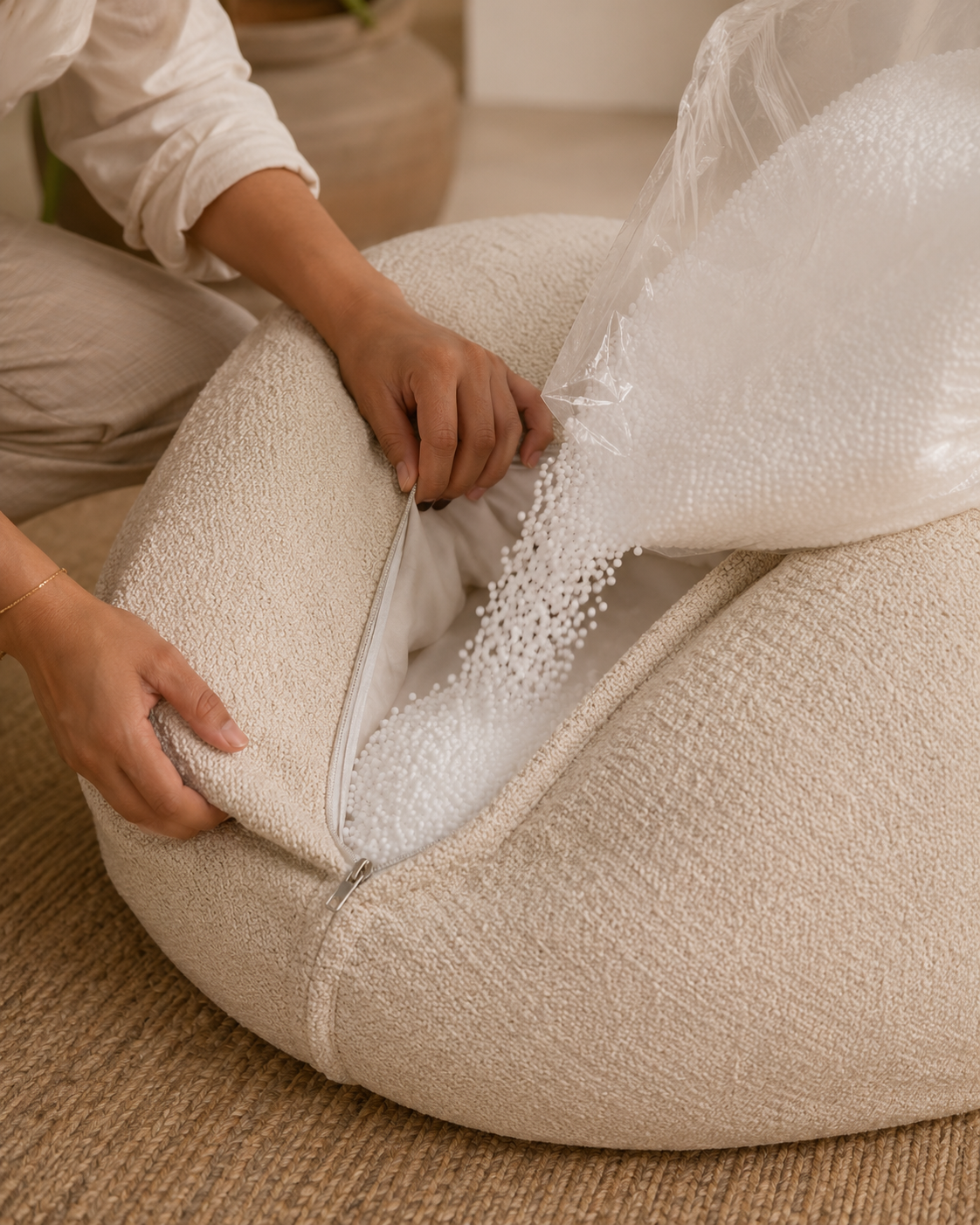 Remplissage du fauteuil pouf sable Mowana avec billes de polystyrène ajustables Image