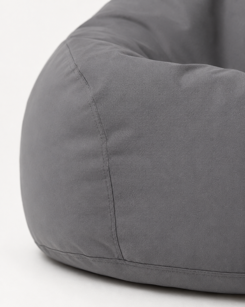 Détail des coutures et de la finition du pouf extérieur gris Mowana en tissu premium résistant
