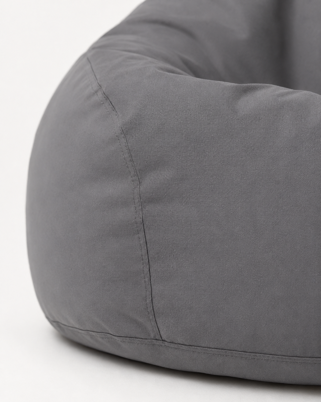 Détail des coutures et de la finition du pouf extérieur gris Mowana en tissu premium résistant