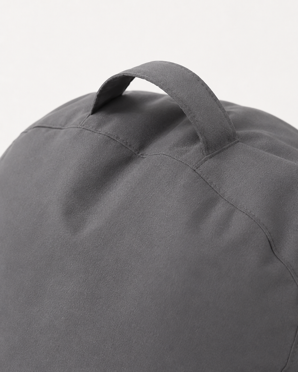 Détail de la poignée intégrée du pouf extérieur gris Mowana avec finition tissu premium