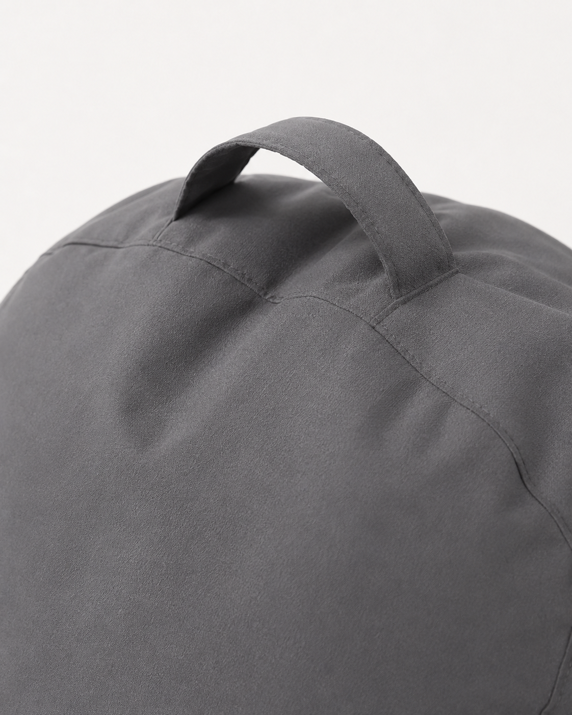Détail de la poignée intégrée du pouf extérieur gris Mowana avec finition tissu premium