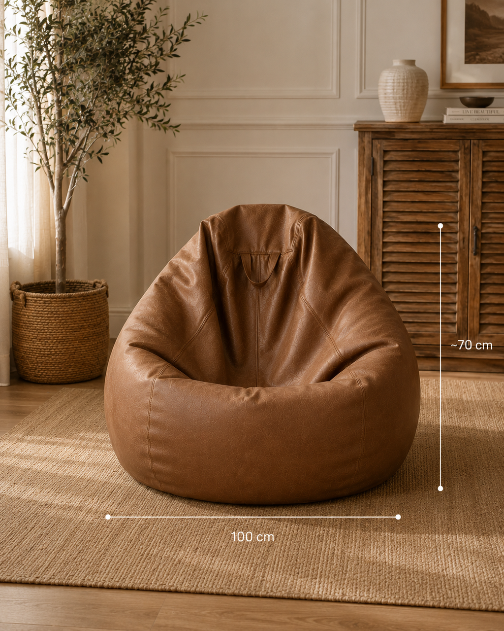 Dimensions du pouf en simili cuir cognac Mowana avec format 100 cm de largeur et 70 cm de hauteur dans un salon chaleureux