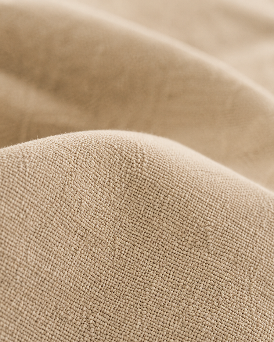 Zoom sur la matière coton et lin naturel du pouf beige Mowana