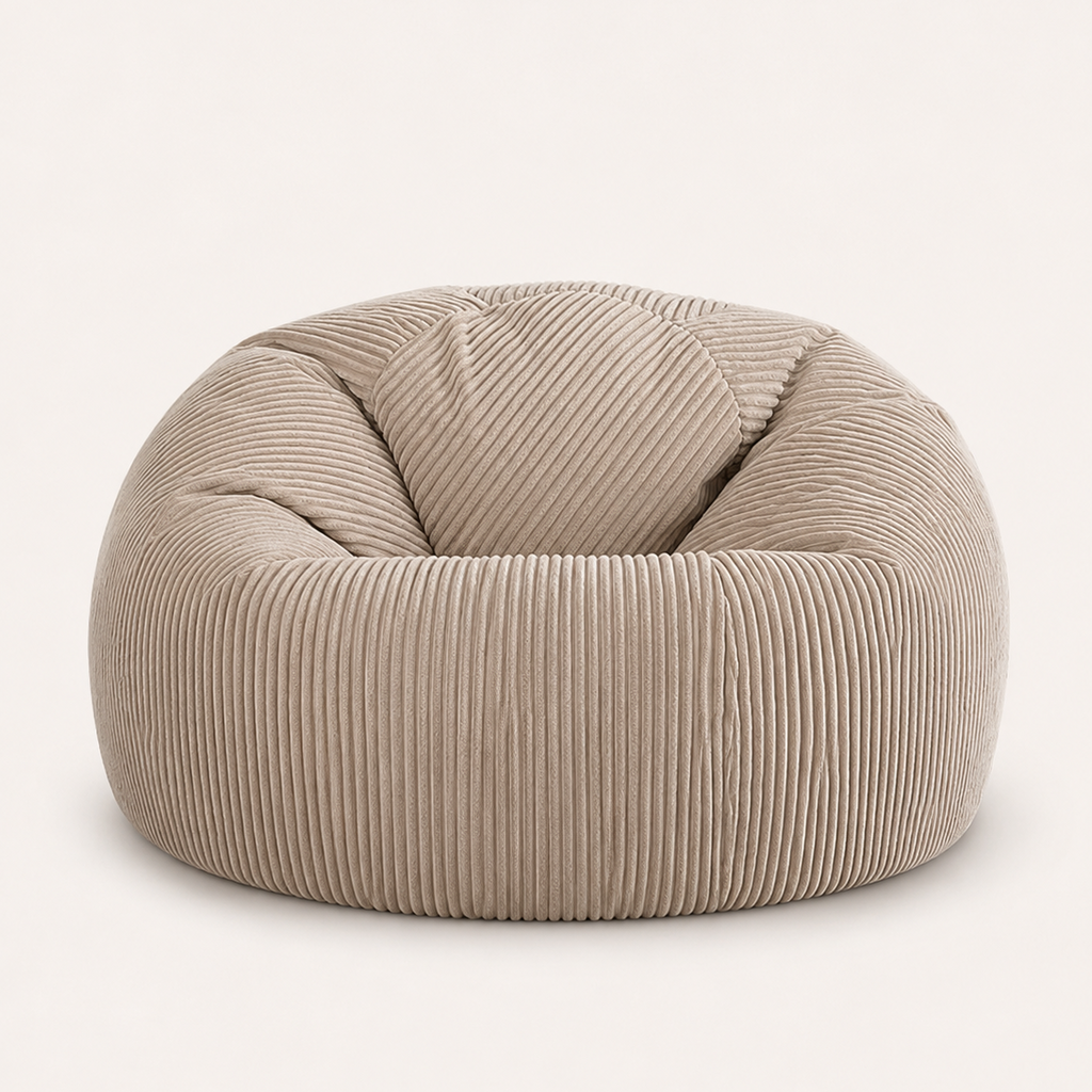 Pouf côtelé beige clair Mowana en velours texturé avec assise enveloppante sur fond studio lumineux