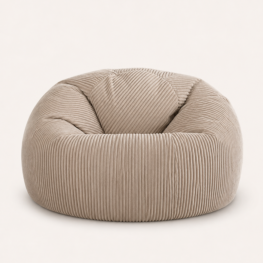 Pouf côtelé beige clair Mowana en velours texturé avec assise enveloppante sur fond studio lumineux