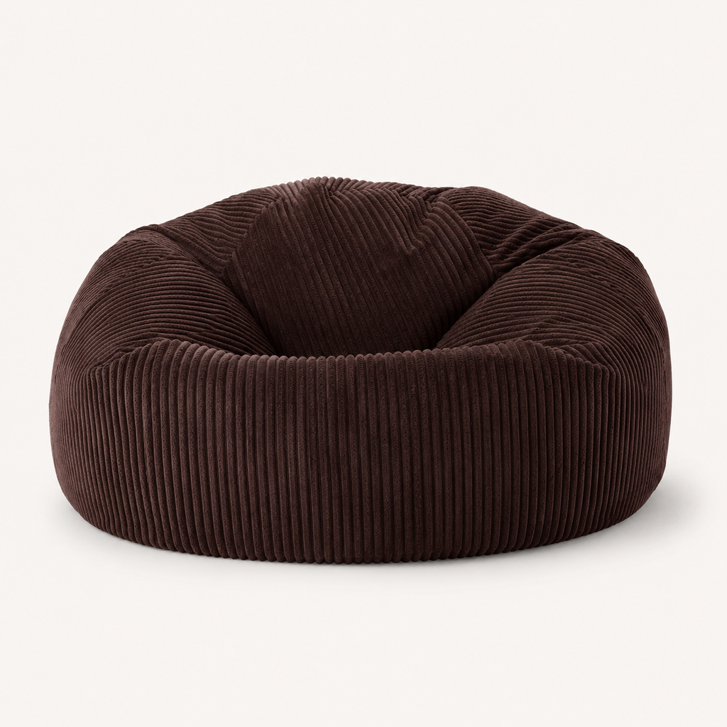 Pouf côtelé moka Mowana en velours texturé avec assise enveloppante sur fond studio clair