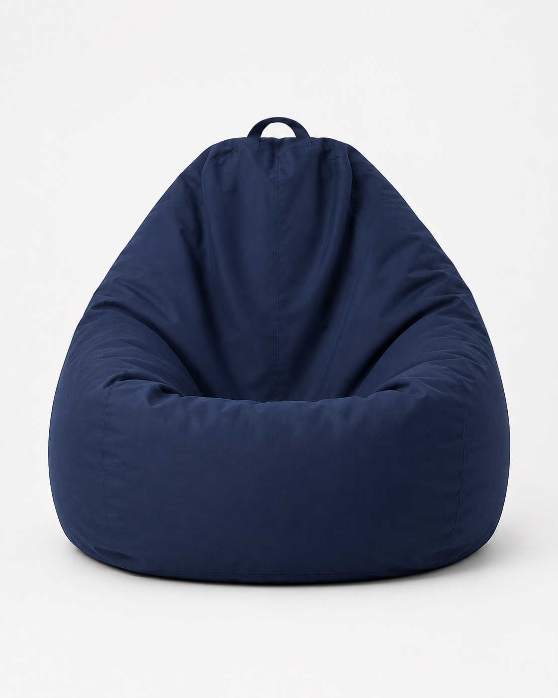 Pouf extérieur bleu marine Mowana en tissu imperméable avec poignée intégrée sur fond studio clair