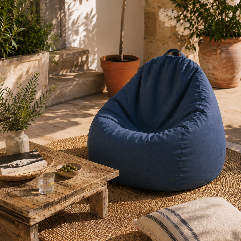 Pouf imperméable bleu Mowana sur terrasse extérieure Image