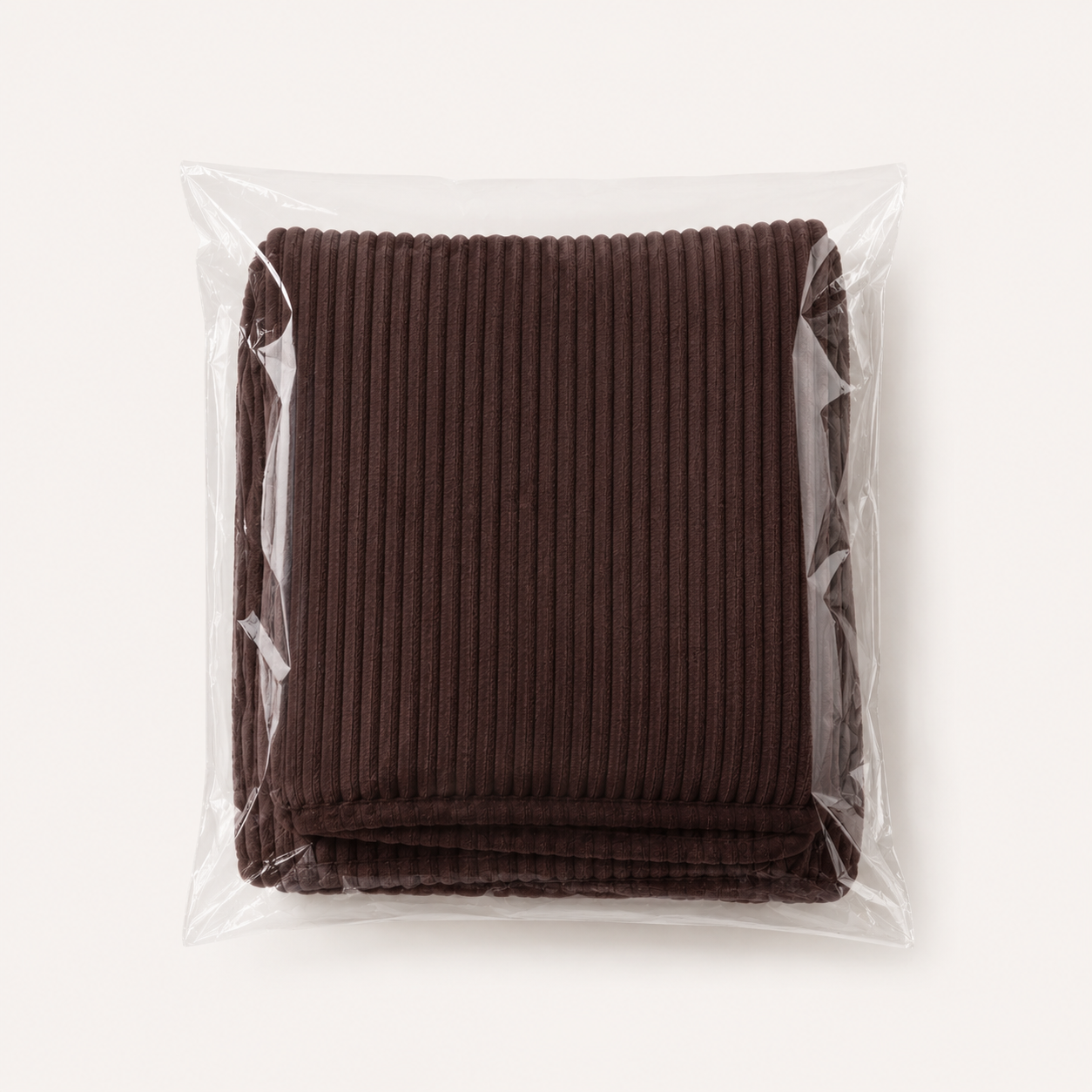Housse côtelée moka du pouf Mowana pliée avec remplissage inclus avant installation Image