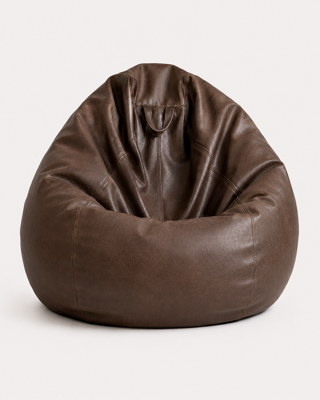 Pouf en simili cuir brun foncé Mowana avec finition élégante et texture effet cuir sur fond studio clair