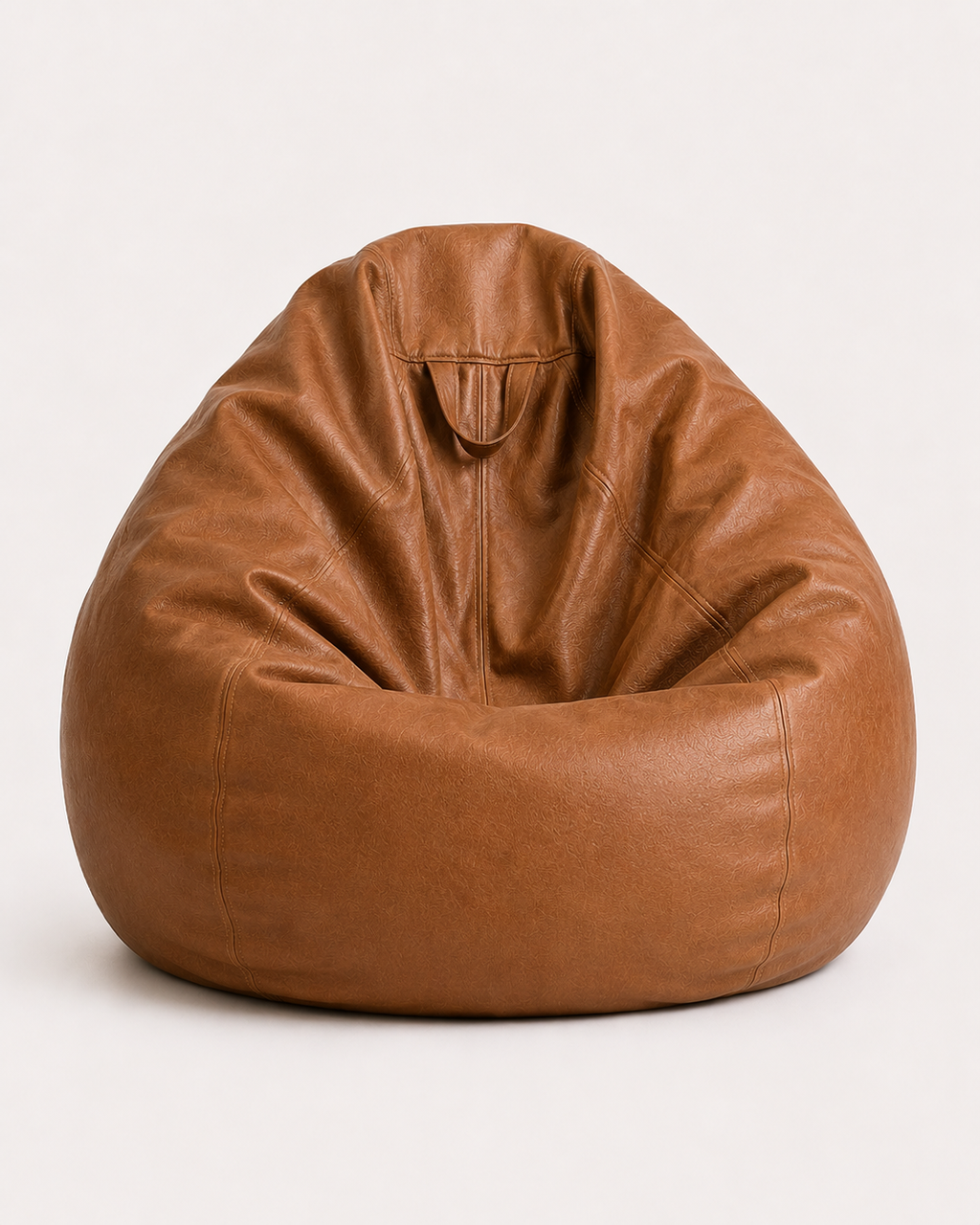 Pouf en simili cuir camel Mowana avec finition vintage et assise enveloppante sur fond studio clair