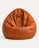 Pouf en simili cuir cognac Mowana avec texture premium et assise confortable sur fond studio lumineux