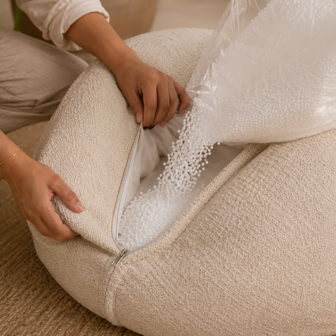 Remplissage du fauteuil pouf sable Mowana avec billes de polystyrène ajustables Image