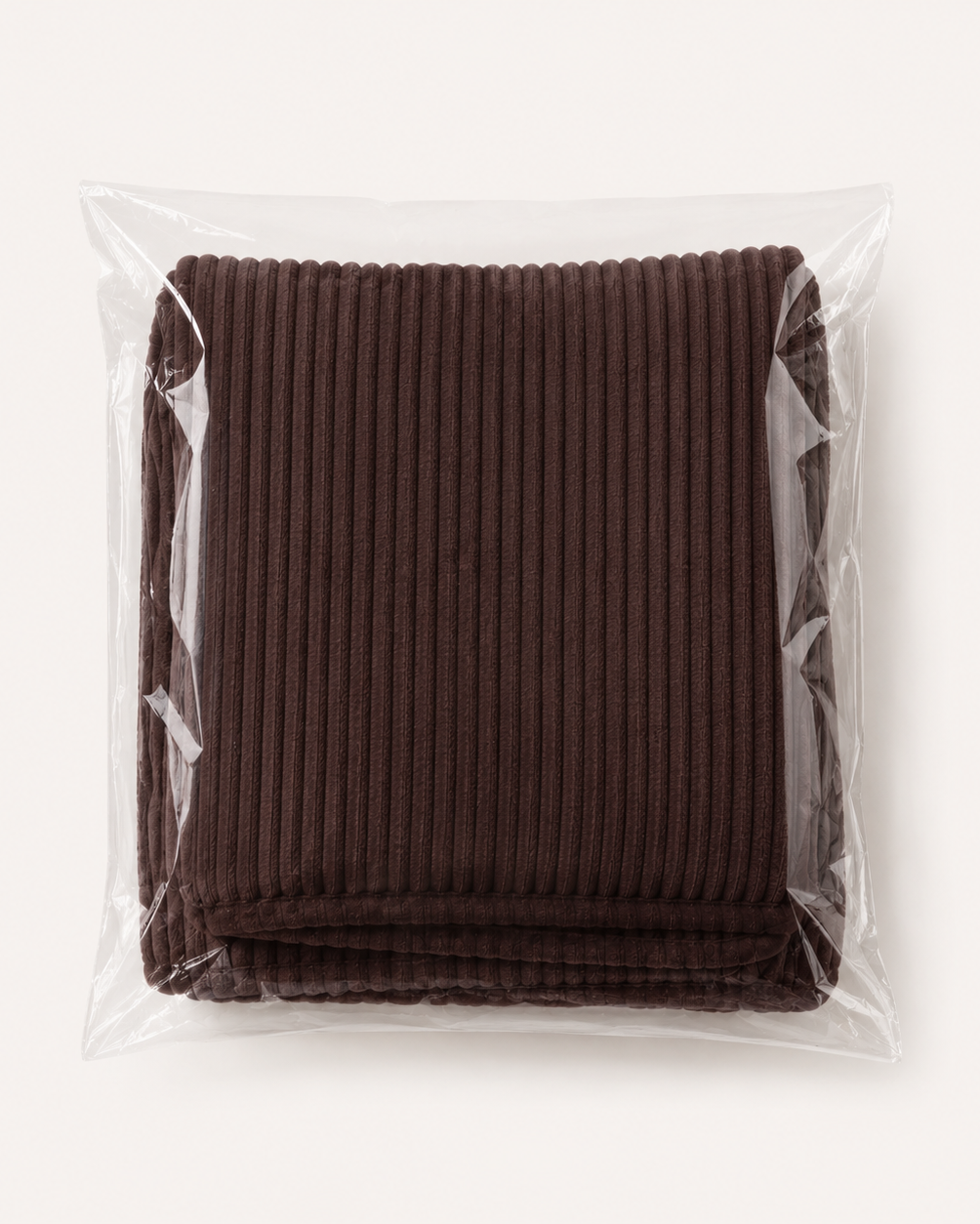 Housse côtelée moka du pouf Mowana pliée avec remplissage inclus avant installation Image