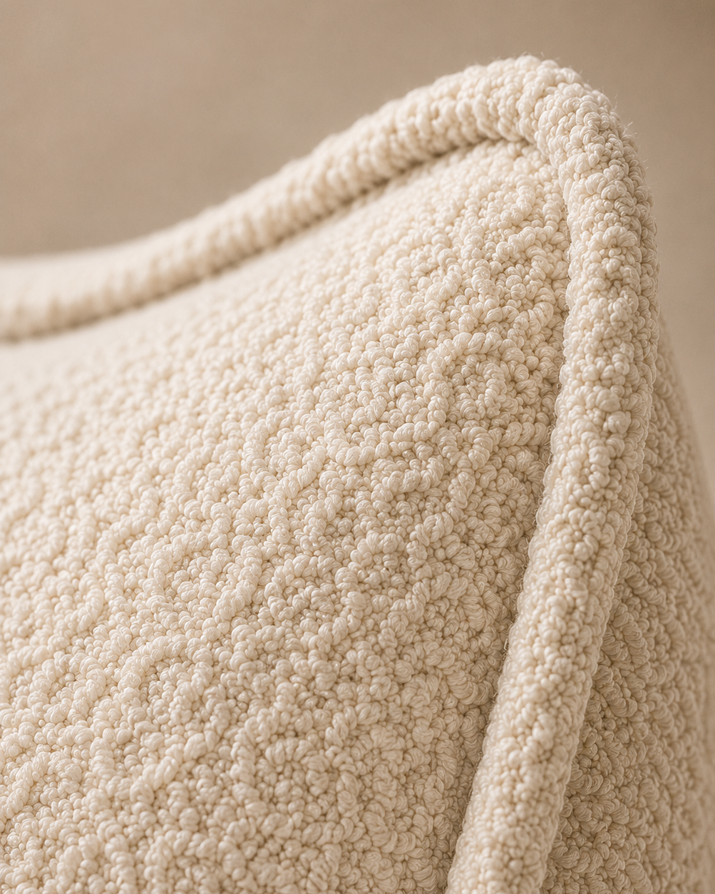 Zoom texture effet bouclette beige du fauteuil pouf sable Mowana Image