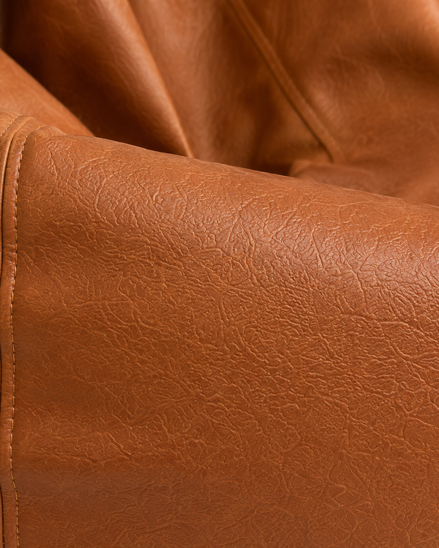 Zoom texture simili cuir cognac du pouf lounge Mowana Image