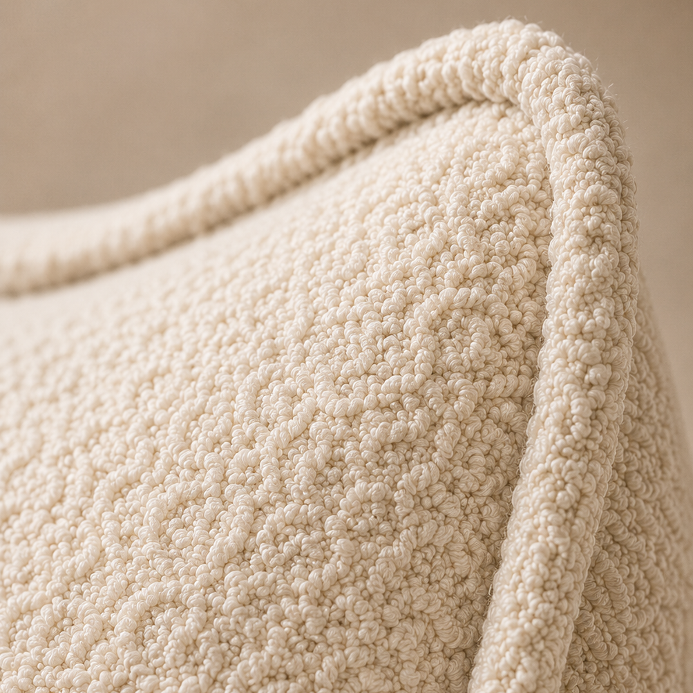 Gros plan sur la texture bouclée premium du pouf carré velours blanc Mowana